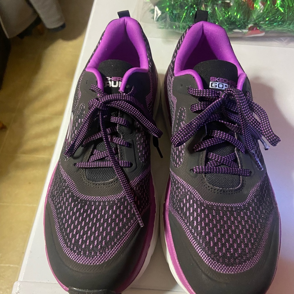 One pair of women’s sketchers go run size 10.